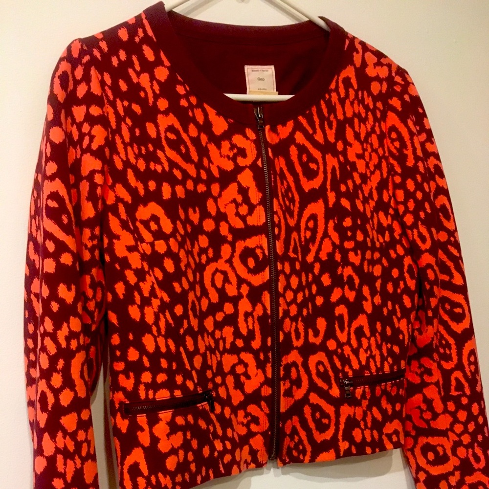 Gap women’s size 8, pink leopard print zip up blazer.  Like new/good condition.